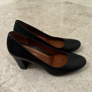 NWT Vionic Black Pumps